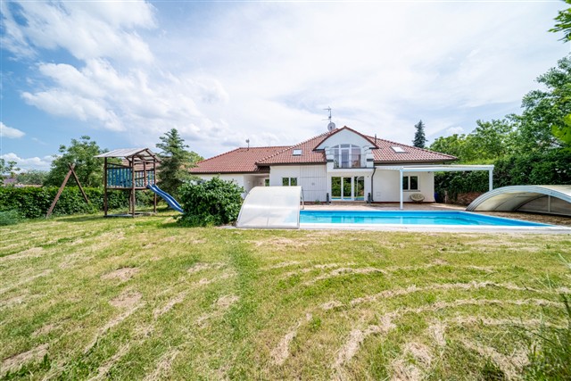 dům a bazén za domem [8/89]