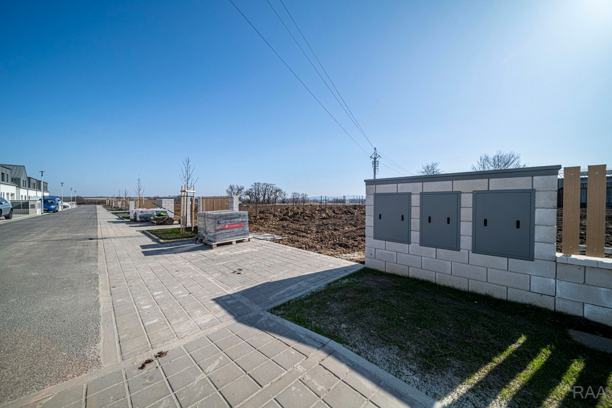 vjezd na pozemek, inž. sítě [1/7]